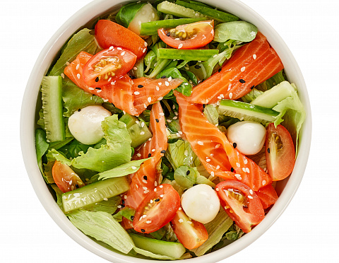 Салат с лососем, свежими овощами и моцареллой